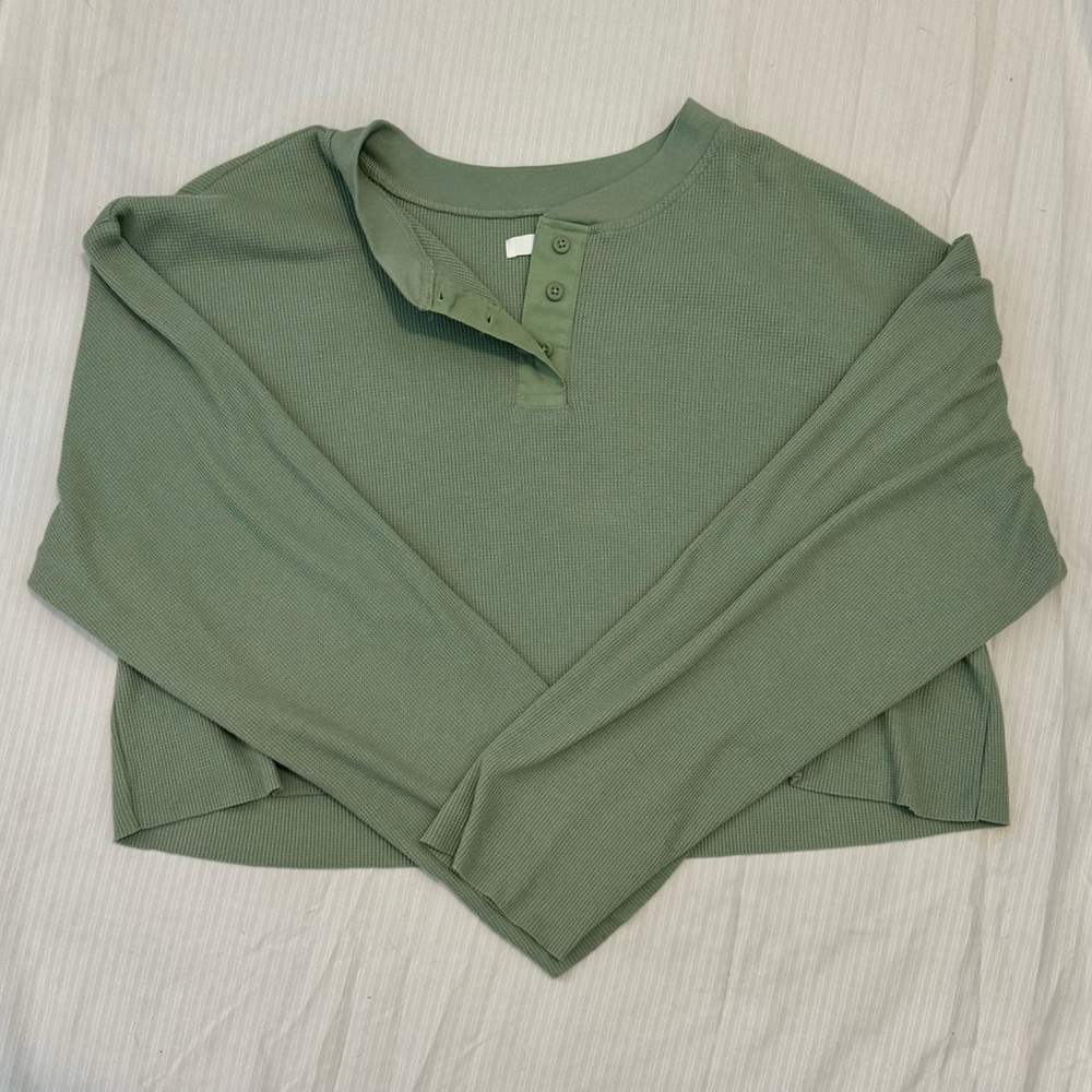 GREEN CROPPED HALF BUTTON LS💚